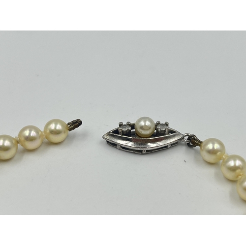 1195 - A vintage pearl single strand bracelet with white metal clasp - approx. gross weight 10 grams