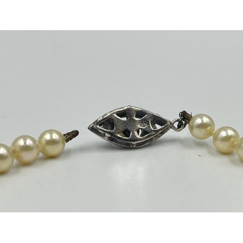 1195 - A vintage pearl single strand bracelet with white metal clasp - approx. gross weight 10 grams