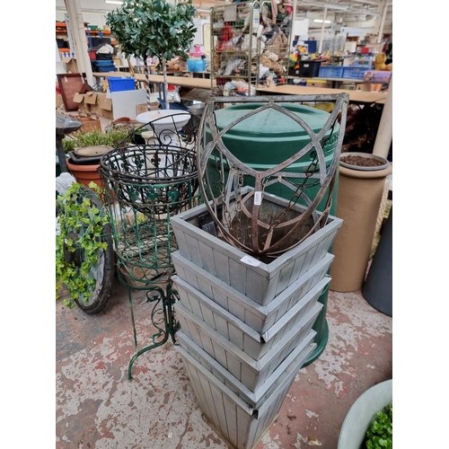 922 - A collection of garden items to include compost bin, metal hanging baskets, metal planter on tri foo... 