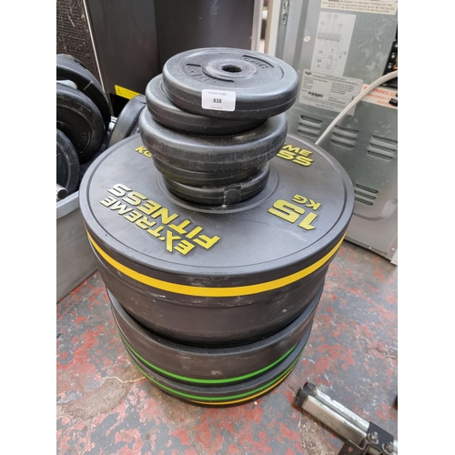 838 - A barbell with seven Extreme Fitness weights, 2 x 15, 3 x 20 and 2 x 10Kg