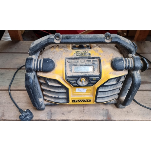 891C - A DeWalt DCR016 XR FM/AM cordless site radio