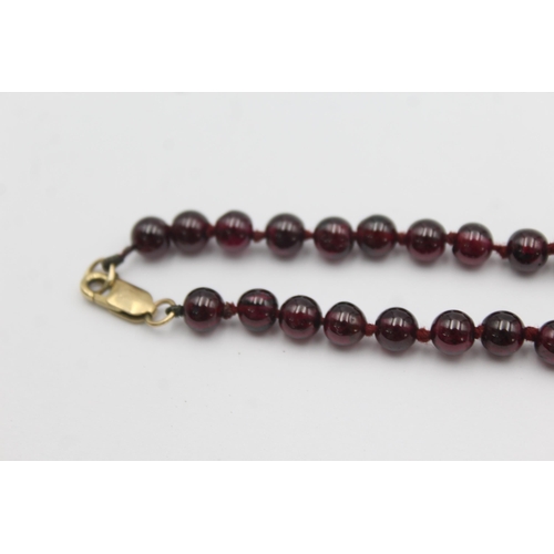 1005 - A 9ct gold garnet beaded necklace and earrings set - approx. gross weight 32 grams