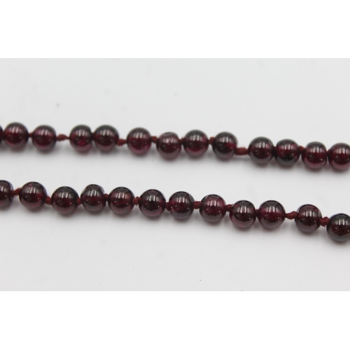 1005 - A 9ct gold garnet beaded necklace and earrings set - approx. gross weight 32 grams