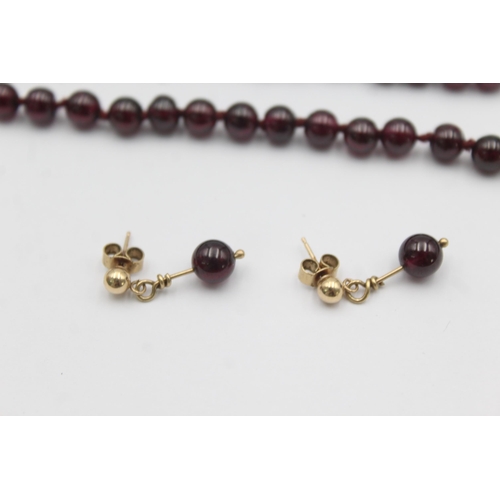 1005 - A 9ct gold garnet beaded necklace and earrings set - approx. gross weight 32 grams