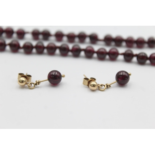 1005 - A 9ct gold garnet beaded necklace and earrings set - approx. gross weight 32 grams