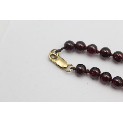 1005 - A 9ct gold garnet beaded necklace and earrings set - approx. gross weight 32 grams