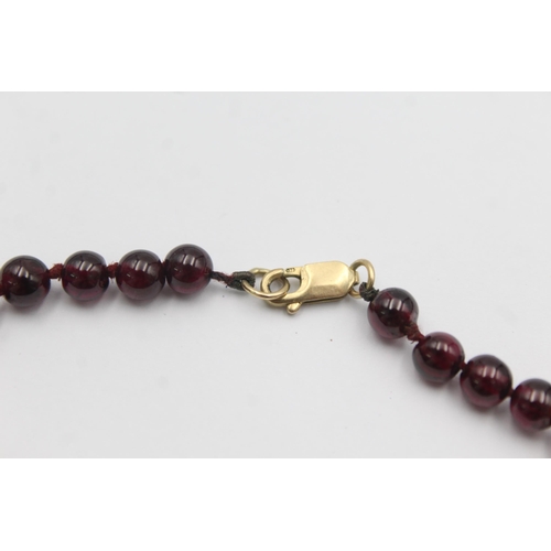 1005 - A 9ct gold garnet beaded necklace and earrings set - approx. gross weight 32 grams