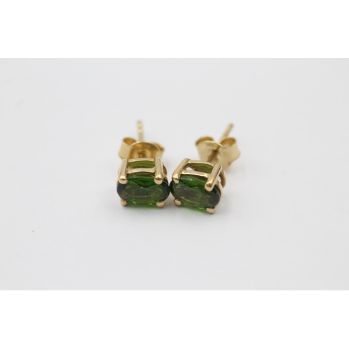 1021 - Two pairs of 9ct gold gemstone stud earrings, one tanzanite and one diopside - approx. gross weight ... 