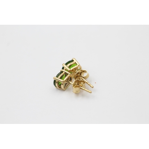 1021 - Two pairs of 9ct gold gemstone stud earrings, one tanzanite and one diopside - approx. gross weight ... 