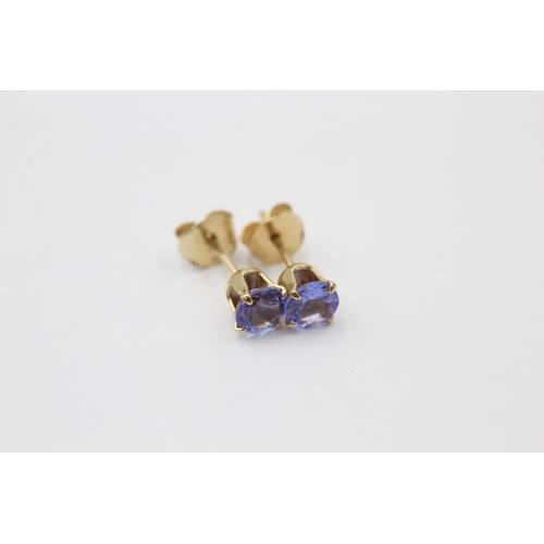 1021 - Two pairs of 9ct gold gemstone stud earrings, one tanzanite and one diopside - approx. gross weight ... 