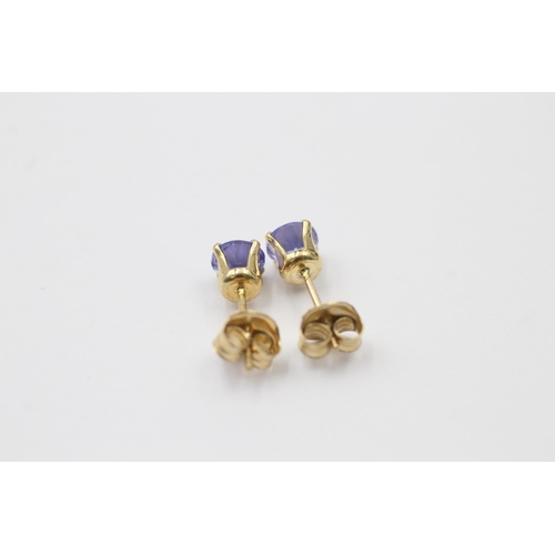 1021 - Two pairs of 9ct gold gemstone stud earrings, one tanzanite and one diopside - approx. gross weight ... 