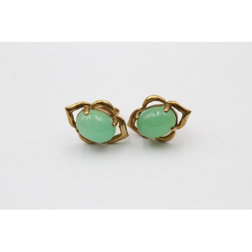 1025 - Two pairs of 9ct gold gemstone earrings, one jade and one agate - approx. gross weight 3.1 grams