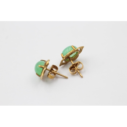 1025 - Two pairs of 9ct gold gemstone earrings, one jade and one agate - approx. gross weight 3.1 grams