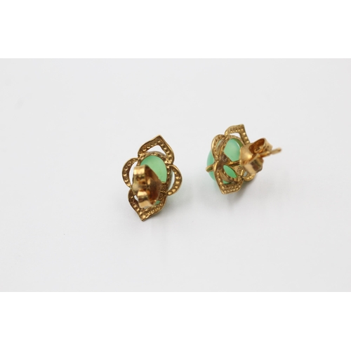 1025 - Two pairs of 9ct gold gemstone earrings, one jade and one agate - approx. gross weight 3.1 grams