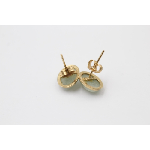 1025 - Two pairs of 9ct gold gemstone earrings, one jade and one agate - approx. gross weight 3.1 grams