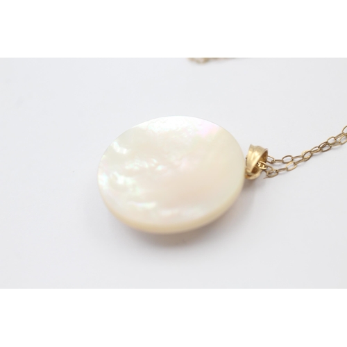 1030 - A 10ct yellow and white gold mother of pearl pendant necklace - approx. gross weight 4 grams