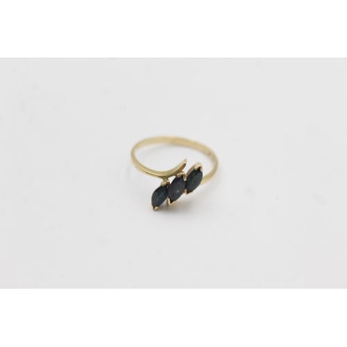 1035 - A 9ct gold sapphire trilogy ring - approx. gross weight 1.3 grams