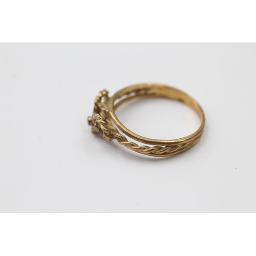 1038 - A 9ct gold diamond detail knotted rope split shank ring - approx. gross weight 2.1 grams