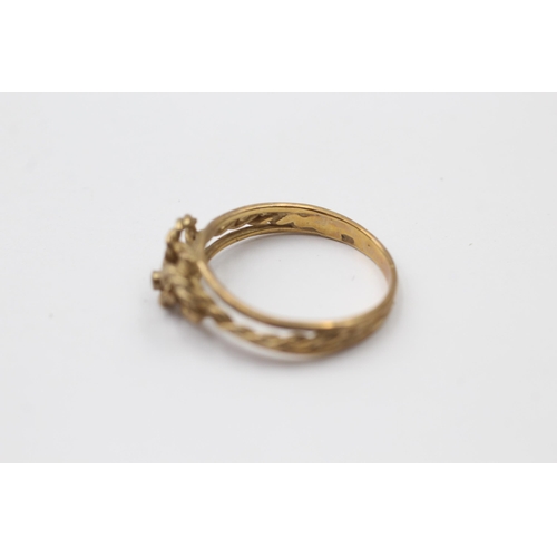 1038 - A 9ct gold diamond detail knotted rope split shank ring - approx. gross weight 2.1 grams