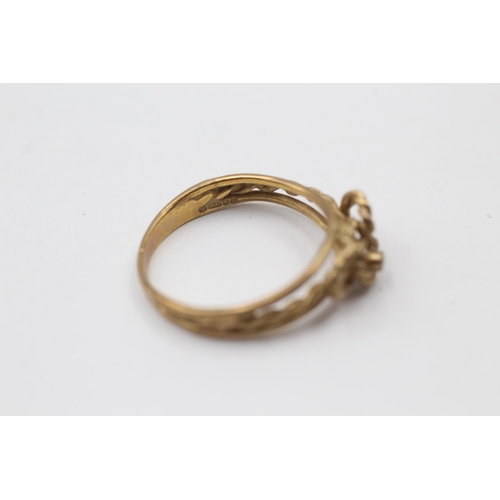 1038 - A 9ct gold diamond detail knotted rope split shank ring - approx. gross weight 2.1 grams