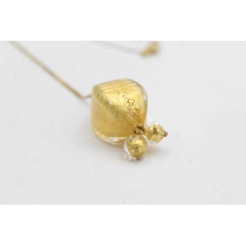 1039 - A 9ct gold foiled glass beaded lariat drop chain necklace - approx. gross weight 10.7 grams