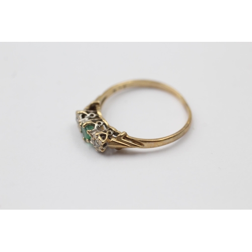 A 9ct gold diamond and emerald cathedral setting trilogy ring - approx ...