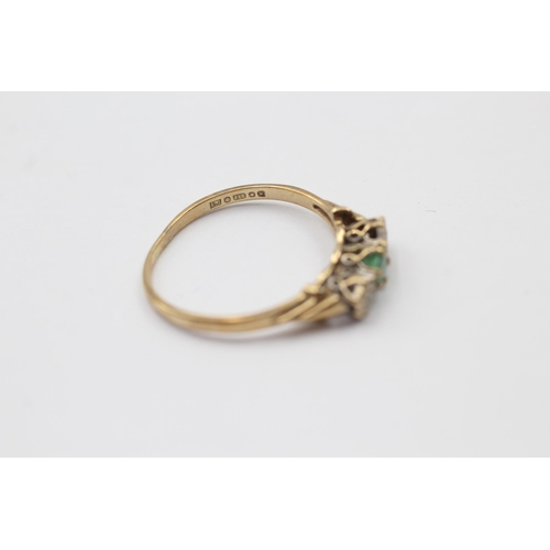 1040 - A 9ct gold diamond and emerald cathedral setting trilogy ring - approx. gross weight 1.3 grams