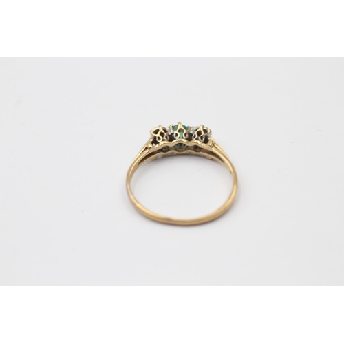 1040 - A 9ct gold diamond and emerald cathedral setting trilogy ring - approx. gross weight 1.3 grams