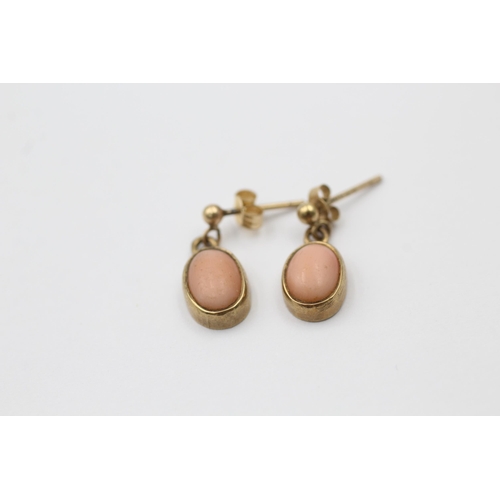 1045 - Two pairs of 9ct gold earrings, one lapis lazuli and one coral - approx. gross weight 3.3 grams