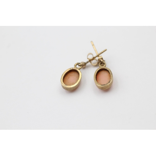 1045 - Two pairs of 9ct gold earrings, one lapis lazuli and one coral - approx. gross weight 3.3 grams