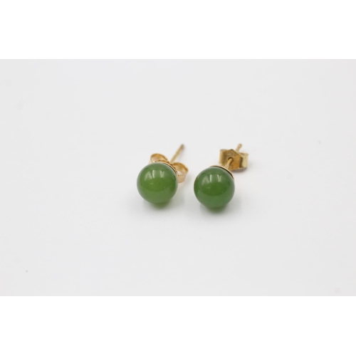 1058 - Two pairs of 9ct gold nephrite earrings - approx. gross weight 1.8 grams