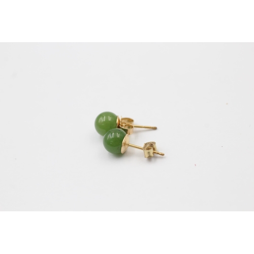 1058 - Two pairs of 9ct gold nephrite earrings - approx. gross weight 1.8 grams