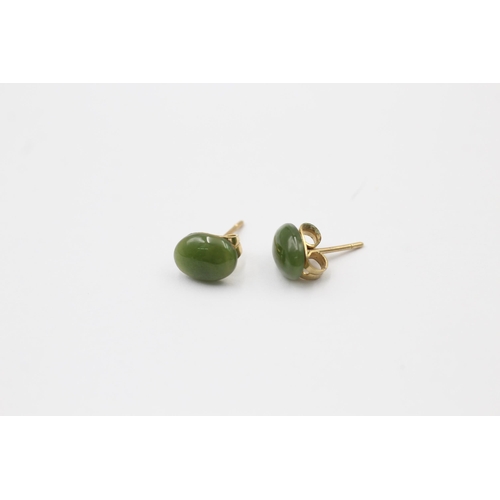 1058 - Two pairs of 9ct gold nephrite earrings - approx. gross weight 1.8 grams