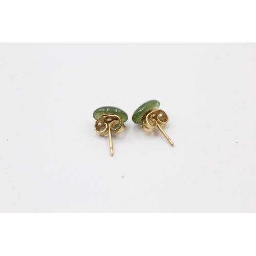 1058 - Two pairs of 9ct gold nephrite earrings - approx. gross weight 1.8 grams