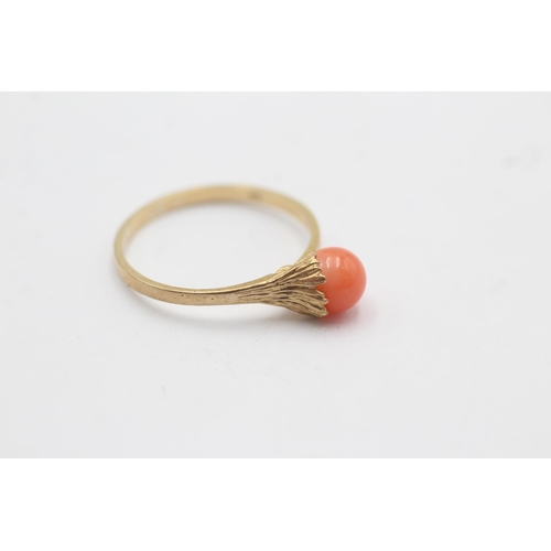 1062 - A 9ct gold coral solitaire dress ring - approx. gross weight 1.3 grams