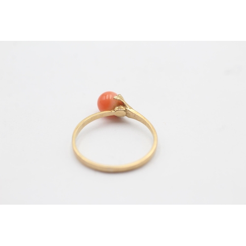 1062 - A 9ct gold coral solitaire dress ring - approx. gross weight 1.3 grams