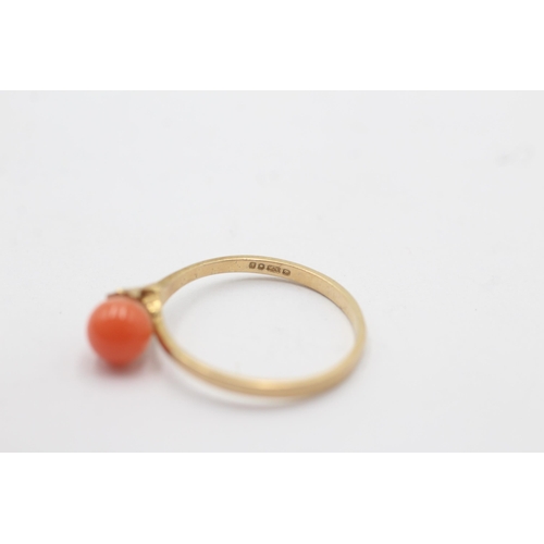 1062 - A 9ct gold coral solitaire dress ring - approx. gross weight 1.3 grams