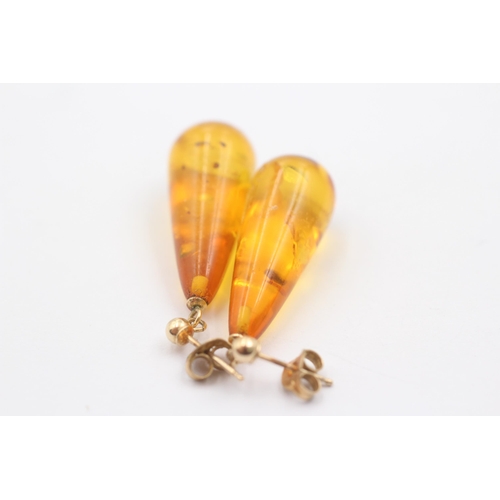 1063 - A pair of 9ct gold amber earrings - approx. gross weight 3.1 grams