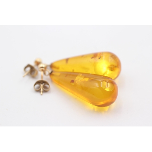 1063 - A pair of 9ct gold amber earrings - approx. gross weight 3.1 grams