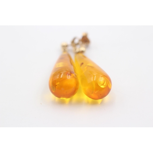 1063 - A pair of 9ct gold amber earrings - approx. gross weight 3.1 grams