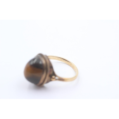 1064 - A 9ct gold tiger's eye statement ring - approx. gross weight 3.5 grams