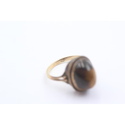 1064 - A 9ct gold tiger's eye statement ring - approx. gross weight 3.5 grams