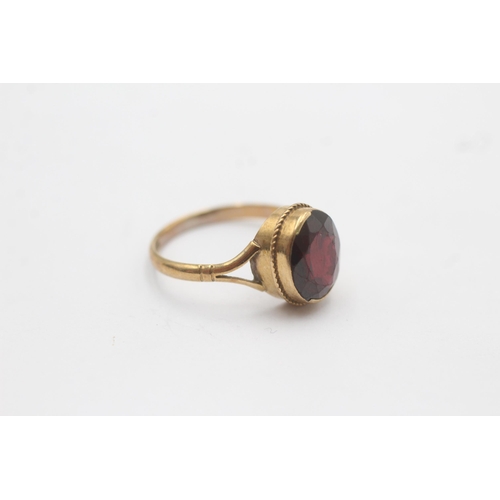 1065 - A 9ct gold garnet statement ring - approx. gross weight 1.9 grams