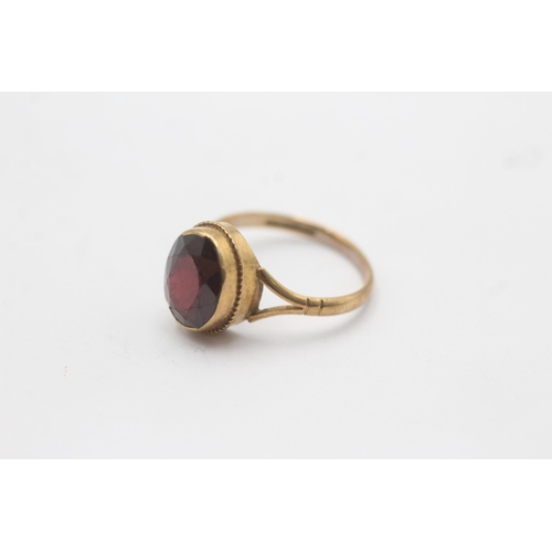 1065 - A 9ct gold garnet statement ring - approx. gross weight 1.9 grams