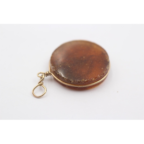 1072 - A 6ct gold amber statement pendant - approx. gross weight 2 grams