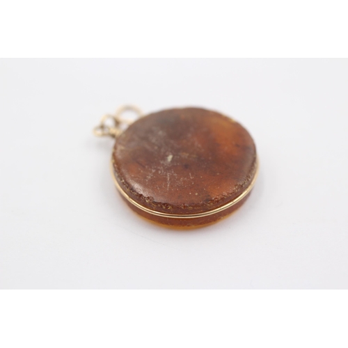 1072 - A 6ct gold amber statement pendant - approx. gross weight 2 grams