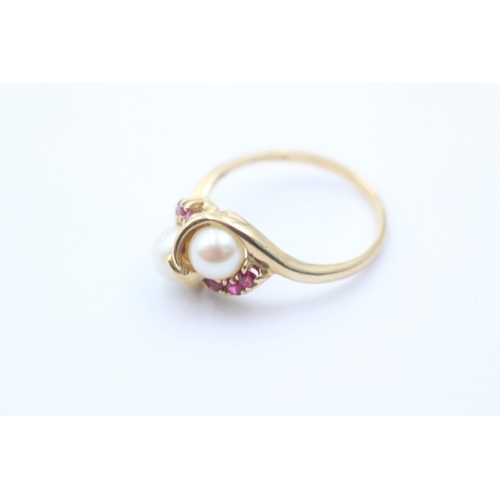 1081 - A 9ct gold synthetic ruby and pearl twist setting ring - approx. gross weight 3 grams