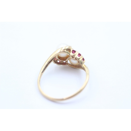 1081 - A 9ct gold synthetic ruby and pearl twist setting ring - approx. gross weight 3 grams