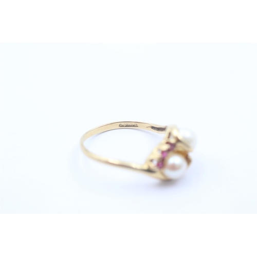 1081 - A 9ct gold synthetic ruby and pearl twist setting ring - approx. gross weight 3 grams