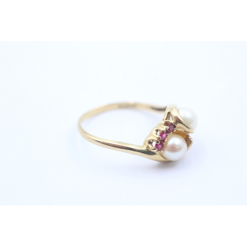 1081 - A 9ct gold synthetic ruby and pearl twist setting ring - approx. gross weight 3 grams